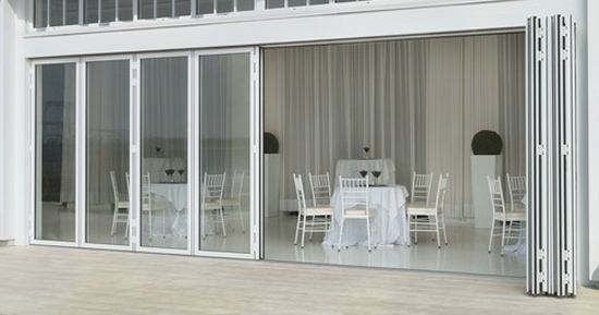 Puerta biplegable de aluminio con doble vidrio